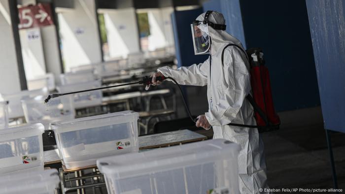 Un trabajador desinfecta un área del estadio Nacional que servirá como mesa de votación para el plebiscito, Santiago, Chile (24.10.2020)