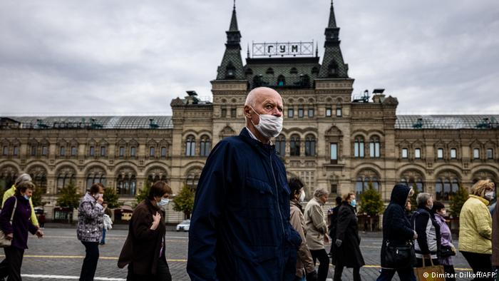 Moskau | Coronakrise Menschen mit Maske