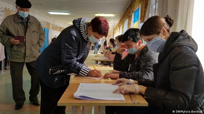 Процес голосування на місцевих виборах на одній з дільниць у Києві