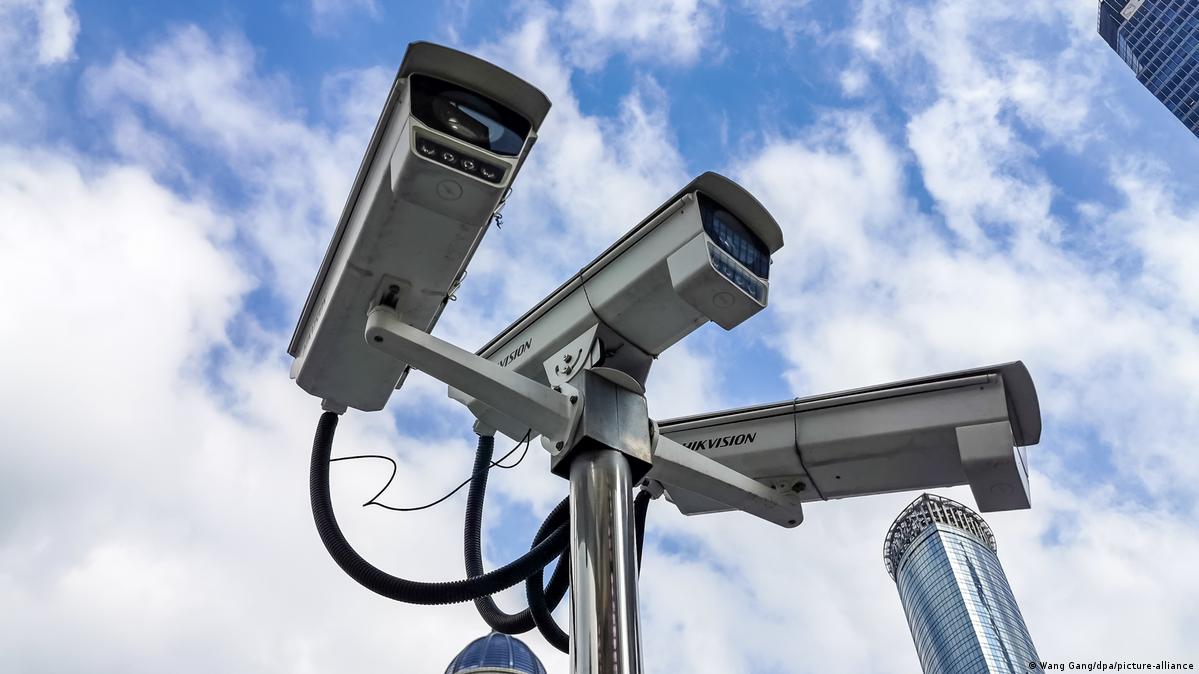 US bans Chinese telecom, surveillance cameras – DW – 11/26/2022