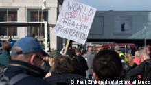 25.10.2020, Berlin: Teilnehmer der Demonstration gegen die Corona-Auflagen stehen auf dem Alexanderplatz. Foto: Paul Zinken/dpa | Verwendung weltweit