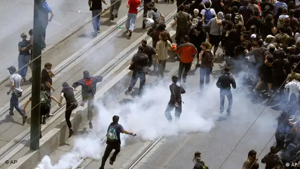 Demonstranten in Athen gegen die Sparpläne der Regierung (Foto: AP)
