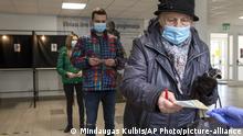 Lithuanian's, wearing face masks to protect against coronavirus, queue to cast their ballots at a polling station during the second round of a parliamentary election in Vilnius, Lithuania, Sunday, Oct. 25, 2020. Polls opened Sunday for the run-off of national election in Lithuania, where the vote is expected to bring about a change of government following the first round, held on Oct. 11, which gave the three opposition, center-right parties a combined lead. (AP Photo/Mindaugas Kulbis) |