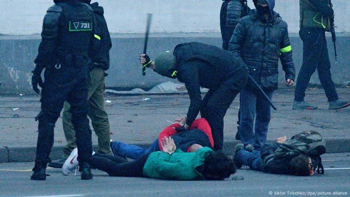 Un agente golpea con la porra a un manifestante maniatado en el suelo en una imagen tomada en Minsk el 25 de octubre de 2020.