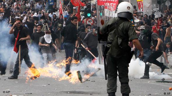 Demonstranten werfen Brandsätze(Foto: AP)