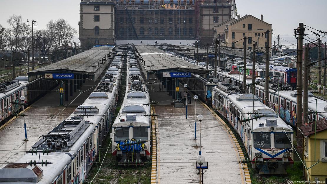 Haydarpaşa Tren Garı'nda 2018 tarihinde çekilmiş bir kare. Tepeden çekilmiş fotoğrafta peronlarda bekleyen trenler görünüyor 