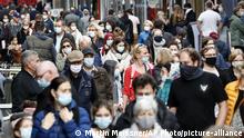 People are ordered to wear mandatory face masks due to the coronavirus pandemic at a shopping street in Cologne, Germany, Thursday, Oct. 22, 2020. The city exceeded the important warning level of 50 new infections per 100,000 inhabitants in seven days. More and more German cities become official high risk corona hotspots with travel restrictions within Germany. (AP Photo/Martin Meissner) |