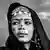 Junge Frau mit Stirnschmuck und Henna-Symbolen im Gesicht