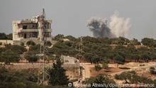 ARCHIV - 19.09.2020, Syrien, Idlib: Nach einem russischen Luftangriff steigt Rauch über einem Gebiet am Rande der Provinz Idlib auf. Bei russischen Luftangriffen im Nordwesten Syriens sind nach Angaben von Aktivisten viele mit der Türkei verbündete Rebellen getötet worden. Foto: Moawia Atrash/ZUMA Wire/dpa +++ dpa-Bildfunk +++ |