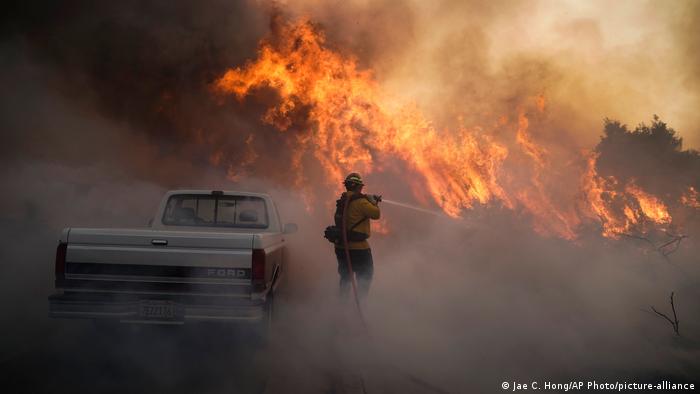 Bomberos luchan contra el Silverado Fire en Irvine, California.