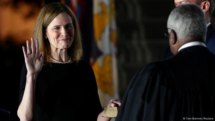 USA Amy Coney składa przysięgę