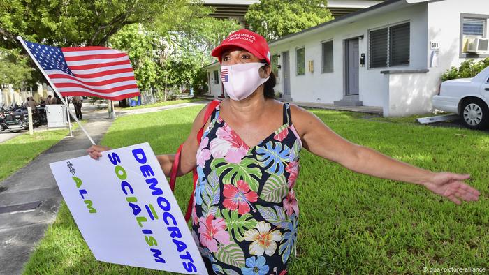 La campaña de Trump acusa a su rival de socialista. Y esta cubano-estadounidense reproduce el mensaje.