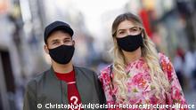 Touristen posieren mit Mundschutz auf der Hohe Straße. Köln, 25.04.2020 | Verwendung weltweit