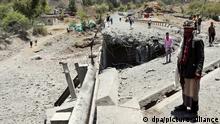 epa04714879 Yemenis stand on a bridge allegedly hit by an airstrike carried out by the Saudi-led coalition near the central city of Ibb, Yemen, 21 April 2015. According to reports, at least 24 people, allegedly all civilians, were killed when an airstrike targeting Houthi militia members hit the bridge, adding to the growing death toll from the past weeks of fighting which some agencies report as reaching 944 with 3487 wounded, as medical services in the impoverished country near collapse, even as the Saudi King calls up the elite National guard to partake in the Saudi led campaign in Yemen. EPA/STRINGER +++(c) dpa - Bildfunk+++ |