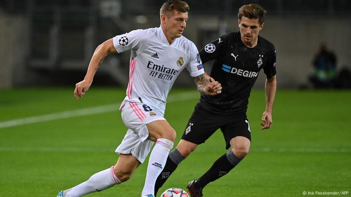 Toni Kroos und Jonas Hoffmann jagen den Ball