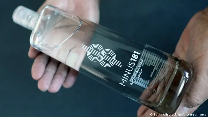 Schwarzbuch 2020/21 | Luxus-Mineralwasser der Marke Minus 181 (Bernd Wüstneck/dpa/picture-alliance)