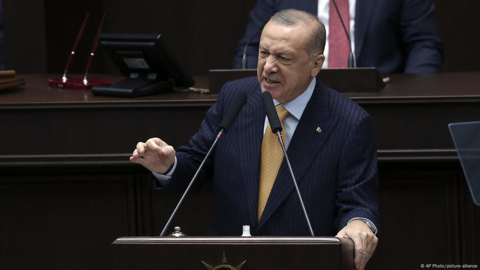 Erdogan slams 'scoundrels' over Charlie Hebdo cartoon – DW – 10/28/2020