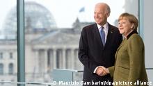 ARCHIV - 01.02.2013, Berlin: Bundeskanzlerin Angela Merkel (CDU) empfängt im Kanzleramt den damaligen US-Vizepräsidenten Joe Biden. Unter US-Präsident Trump ist das Verhältnis zwischen den USA und Deutschland dramatisch abgekühlt. Sein Herausforderer Biden verspricht eine ganz andere Außenpolitik. (zu dpa «Ende der deutsch-amerikanischen Eiszeit bei einem Biden-Sieg?») Foto: picture alliance / dpa +++ dpa-Bildfunk +++ | Verwendung weltweit