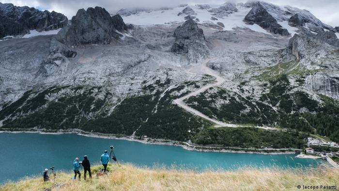 Fabiano Ventura y su equipo fotografiando el glaciar Marmolada en los Alpes italianos.