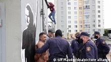 15.09.2020, Belarus, Minsk: Stepan Latypow stellt sich in seinem Wohnviertel maskierten Polizisten entgegen. (zu dpa: Eine Revolution in Weiß-Rot-Weiß) Foto: Ulf Mauder/dpa | Verwendung weltweit