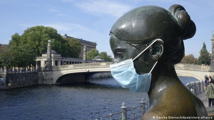Symbolbild Teil-Lockdown | Berlin Figur mit Maske