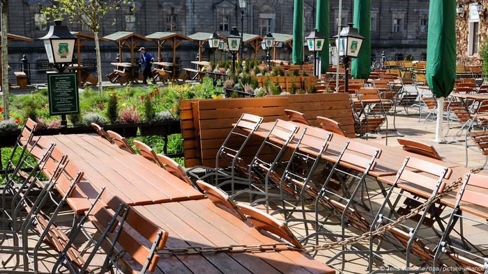 Germany | Coronavirus | empty chairs and tables at a restaurant(Jens Kalaene/dpa/picture-alliance)