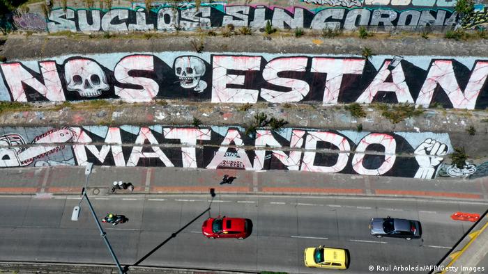 Foto de un mural en Colombia que dice nos están matando como parte de una protesta contra la ola de violencia en el país