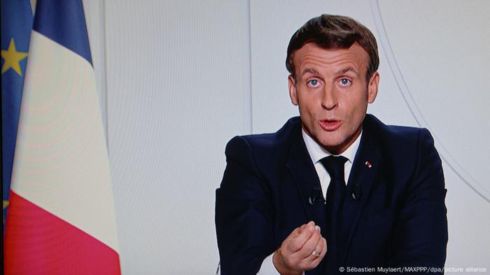 O presidente da França, Emmanuel Macron, fala em discurso na televisão