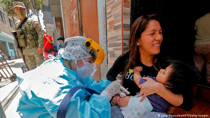 Vacunación contra la difteria en un barrio popular de Lima, Perú