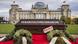Im Vordergrund ist ein Sarg zu sehen, auf dem Veranstaltungsbranche steht, im Hintergrund der Reichstag (Foto: Emmanuele Contini/NurPhoto/picture alliance ). Im Vordergrund ist ein Sarg zu sehen, auf dem Veranstaltungsbranche steht, im Hintergrund der Reichstag (Foto: Emmanuele Contini/NurPhoto/picture alliance ).