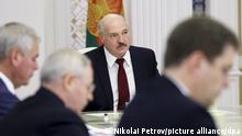 27.10.2020, Belarus, Minsk: Alexander Lukaschenko (M), Präsident von Belarus, nimmt an einem Treffen teil. Foto: Nikolai Petrov/POOL BelTa/AP/dpa +++ dpa-Bildfunk +++ |