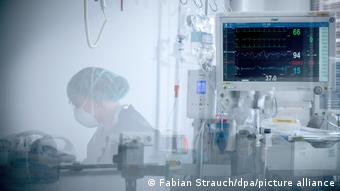 Deutschland | Coronavirus | Intensivstationen (Fabian Strauch/dpa/picture alliance)