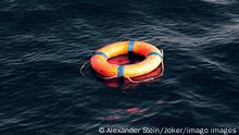 Seenotrettung von Bootsflüchtlingen vor der libyschen Küste Zivile Seenotrettung von Bootsflüchtlingen im Mittelmeer vor Libyen -an Bord des Seenotkreuzers Minden der Organisation LIFEBOAT: Hier: Symbolfoto. Ein Rettungsring treibt während einer Rettungsübung der freiwilligen Flüchtlingshelfer einsam auf hoher See. Mittelmeer, vor libyscher Küste, Internationale Gewässer, 05.08.2016 . Copyright: JOKER/AlexanderxStein JOKER161201417350