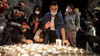 Люди несуть свічки до собору у Ніцці, в якому скоєно теракт
