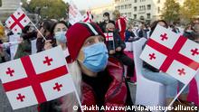 29.10.2020, Georgien, Tbilisi: Unterstützer der Partei «Vereinte Nationale Bewegung» mit Masken nehmen mit Fahnen von Georgien an einer Wahlkampfkundgebung teil. Am 31.10.2020 wird das neue Parlament gewählt. Foto: Shakh Aivazov/AP/dpa +++ dpa-Bildfunk +++ |