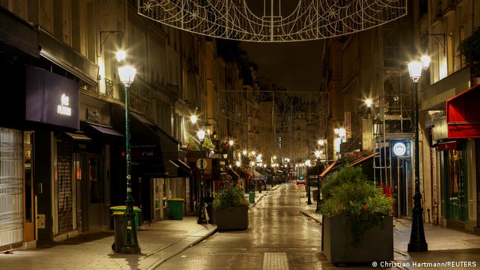 Порожні вулиці Парижа в ніч перед початком часткового локдауну