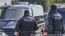 Polizisten einer Spezialeinheit gehen am 28.08.2017 auf ein Grundstück in Banzkow (Mecklenburg-Vorpommern). Beamte des BKA und der Bundespolizei durchsuchen Wohnungen und Geschäftsräume in mehreren Orten in Mecklenburg-Vorpommern. Es besteht der Verdacht der Vorbereitung einer staatsgefährdenden Gewalttat. (zu dpa «Anti-Terror-Razzia in Mecklenburg-Vorpommern - Anschläge auf Linke?» vom 28.08.2017) Foto: Jens Büttner/dpa-Zentralbild/dpa | Verwendung weltweit