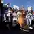 محتجون في بنجلاديش يحرقون دمية تمثل الرئيس الفرنسي ماكرون على خلفية الرسوم الكاريكاتورية