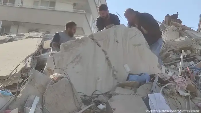 El sismo en Izmir, Turquía, derribó varios edificios, y se teme que haya un gran número de víctimas. El sismo en Izmir, Turquía, derribó varios edificios, y se teme que haya un gran número de víctimas.