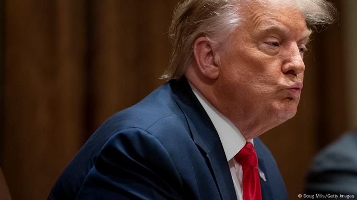 Дональд Трамп заборонив американцям інвестувати у китайські компанії, які пов'язані з військовими КНР Дональд Трамп заборонив американцям інвестувати у китайські компанії, які пов'язані з військовими КНР