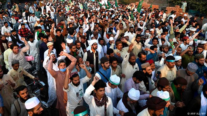 Pakistan | Religion | Protest gegen Präsident Macron (ARIF ALI/AFP)