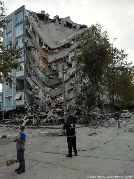 İzmir'de çok sayıda hasar gördü