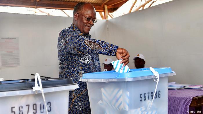 Tansania Wahlen | Präsident John Pombe Magufuli bei Stimmabgabe (REUTERS)