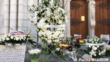 Blumenschmuck vor der Kirche. (c) DW/Marina Strauß. Aufgenommen am Tag nach dem Terroranschlag auf die Basilika Notre-Dame in Nizza
