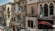 14.08.2020, Libanon, Beirut: Eine Reihe historischer Gebäude im Stadtteil Mar Mekhail ist schwer beschädigt. Die Unesco ist nach der verheerenden Explosion besorgt über den Zustand zahlreicher historischer Gebäude in der libanesischen Hauptstadt und hat mit führenden Kulturorganisationen und Experten aus dem Libanon über längerfristige Maßnahmen beraten. Rund 640 historische Gebäude seien von der Explosion in Mitleidenschaft gezogen worden, etwa 60 von ihnen seien einsturzgefährdet. Foto: Marwan Naamani/dpa +++ dpa-Bildfunk +++ | Verwendung weltweit