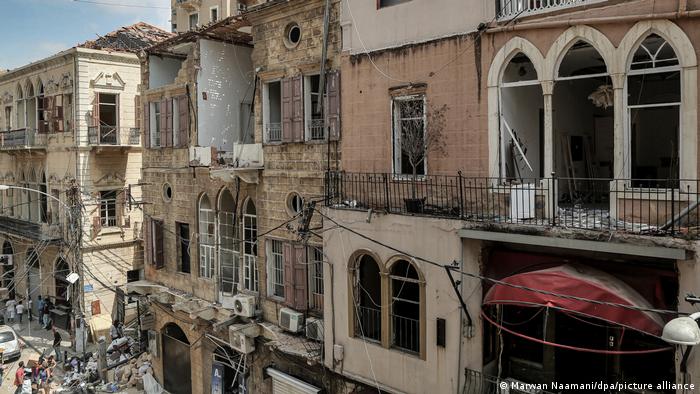 Beschädigte Häuserzeile im Stadtteil Mar Mikhael nach der schweren Explosion in Beirut