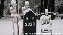 dpatopbilder - 30.10.2020, USA, North Andover: Schnee fällt auf maskierte Skelette, die bereit sind, das «Jahr 2020» zu begraben. Foto: Elise Amendola/AP/dpa +++ dpa-Bildfunk +++ |