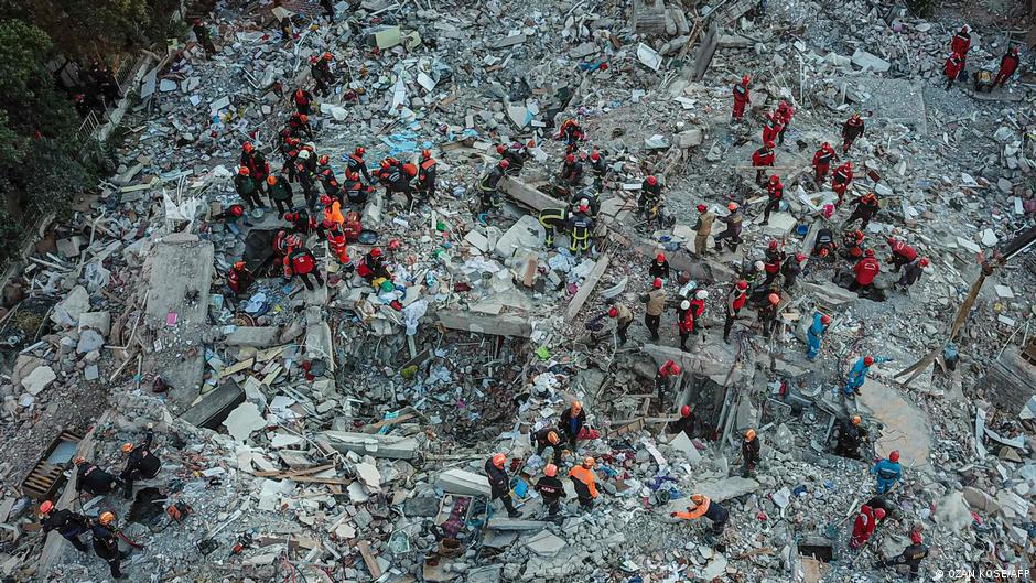 Turkey: Rescuers race to find earthquake survivors | News | DW | 31.10.2020