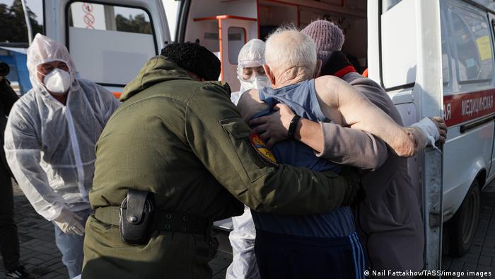Сотрудники МЧС и скорой помощи эвакуируют пациента челябинской больницы 31 октября