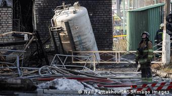 Пожарный на месте взрыва кислородной станции горбольницы Челябинска